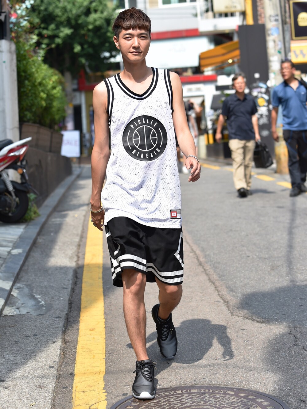 「Munsoo Kwon、PIGALLE、AIR JORDAN、NIKE」｜「PIGALLEのアイテム（タンクトップ、ホワイト系）」を使った、Munsoo Kwonさん（メンズ・179cm）の夏コーディネートの1枚目の写真