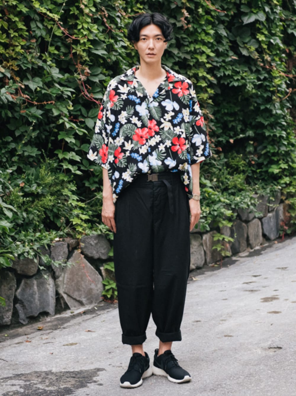 「mskn2nd、Hawaiian、floral、oversized、shirts、YvesSaintLaurentrivegauche、NIKE、Munsoo Kwon」｜「Yves Saint Laurent rive gaucheのアイテム（スラックス、ブラック系）」を使った、Munsoo Kwonさん（メンズ・179cm）の夏コーディネートの1枚目の写真