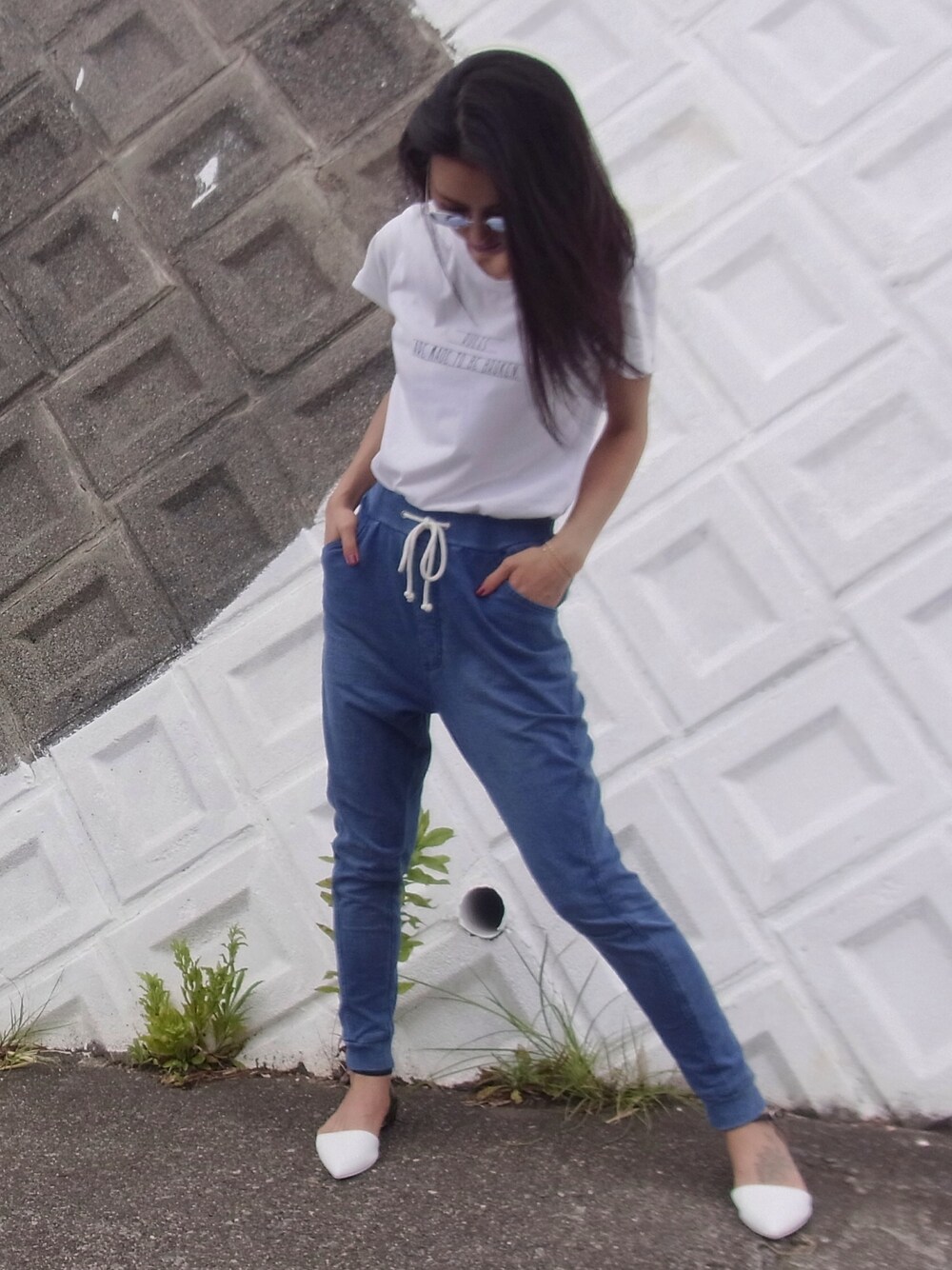 「GYDA、スウェットパンツ、夏コーデ、夏、海外セレブ風、海、デニム、フラットシューズ、楽チンコーデ、Tシャツ」｜「GYDAのアイテム（Tシャツ/カットソー、ホワイト系）」を使った、Tomomi💋さん（レディース・161cm）の秋コーディネートの1枚目の写真