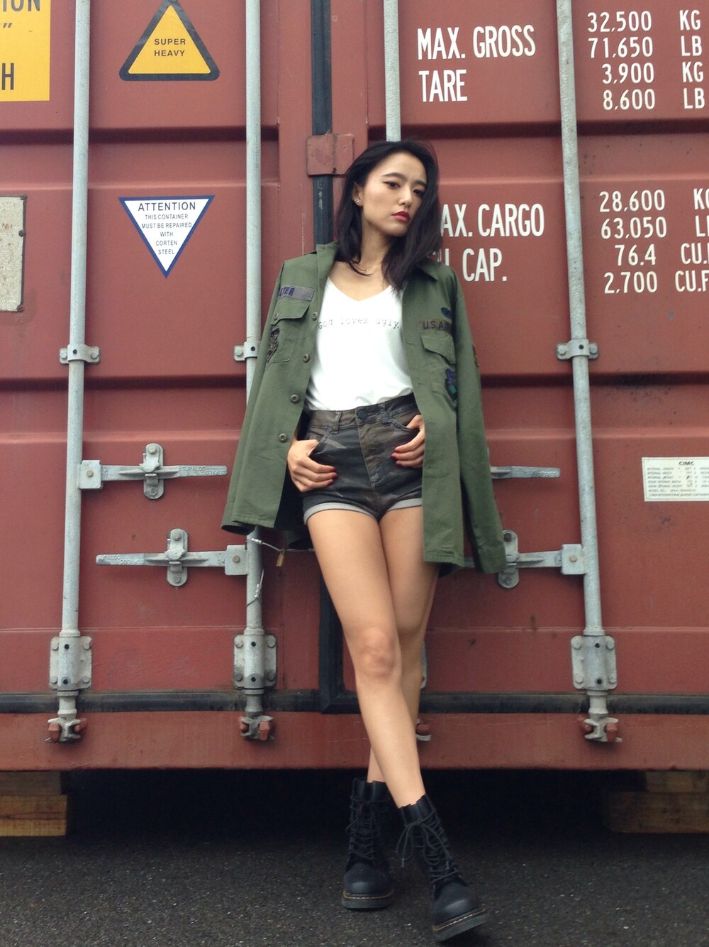 「ミリタリー、迷彩、フェススタイル、GYDA、TOPSHOP、ミリタリーシャツ、レインブーツ、Dr.Martens、ショートパンツ」｜「GYDAのアイテム（Tシャツ/カットソー、ホワイト系）」を使った、Tomomi💋さん（レディース・161cm）の秋コーディネートの1枚目の写真