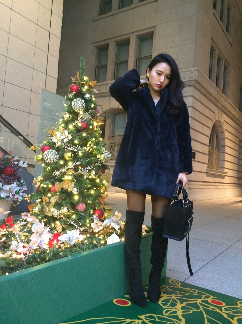 「クリスマス、ニーハイブーツ、冬、ニット、chanel、moussy、デート、ファーコート」｜「MOUSSYのアイテム（ダウンジャケット/コート、ブルー系）」を使った、Tomomi💋さん（レディース・161cm）の冬コーディネートの1枚目の写真