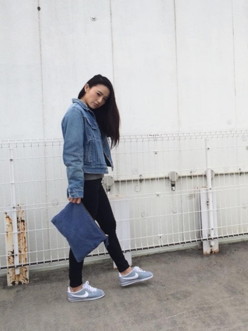 「デニム、デニムジャケット、NIKE、スニーカー、denim、黒スキニー、スウェット、トレーナー、moussy、LEE」｜「Leeのvintage（デニムジャケット、ブルー系）」を使った、Tomomi💋さん（レディース・161cm）の春コーディネートの1枚目の写真