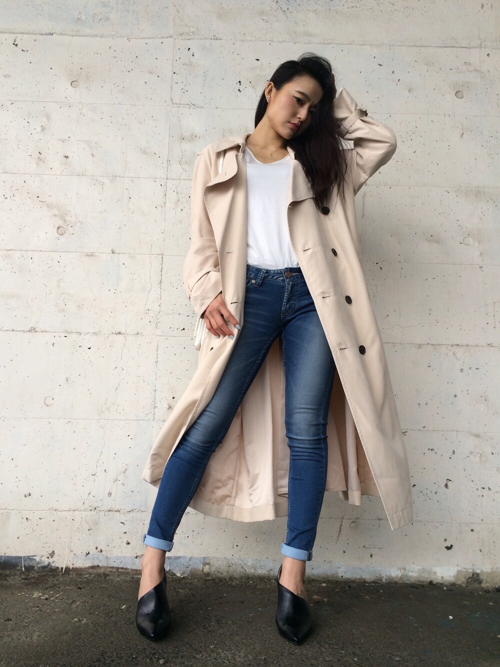 「デニム、トレンチコート、AZUL by moussy、STACCATO、春、FIG&VIPER、ロングコート、ベージュコーデ、デニムパンツ」｜「AZUL by moussyのアイテム（デニムパンツ、ブルー系）」を使った、Tomomi💋さん（レディース・161cm）の春コーディネートの1枚目の写真