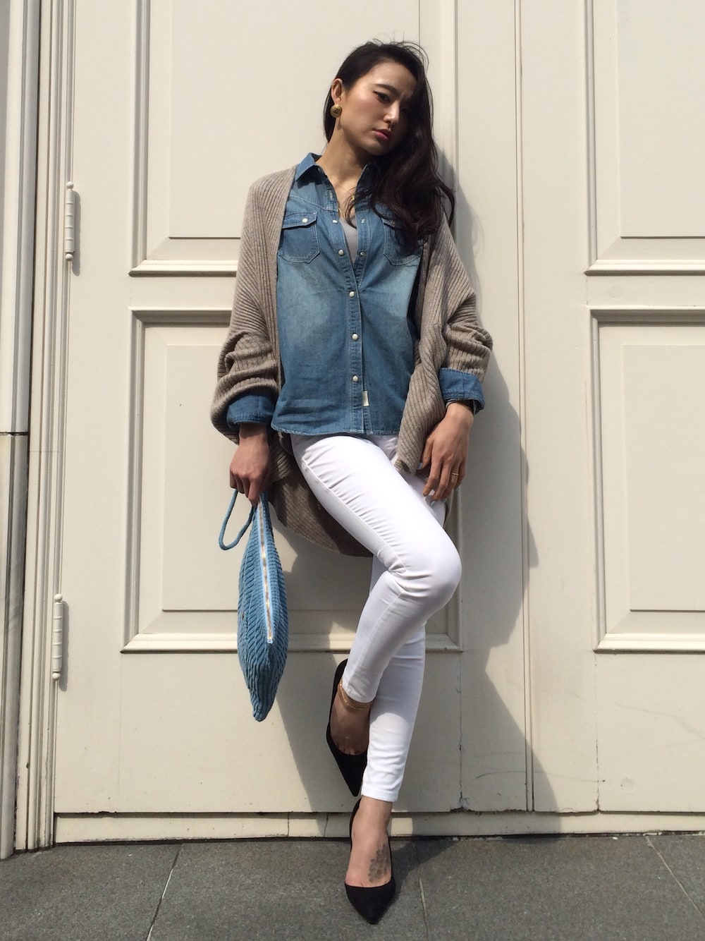 「春、デニムシャツ、デニム、白パンツ、ポインテッドトゥ、Leeクラッチ、ZARA、chanel、denim、クラッチバッグ」｜「AZUL by moussyのアイテム（その他パンツ、ホワイト系）」を使った、Tomomi💋さん（レディース・161cm）の春コーディネートの1枚目の写真