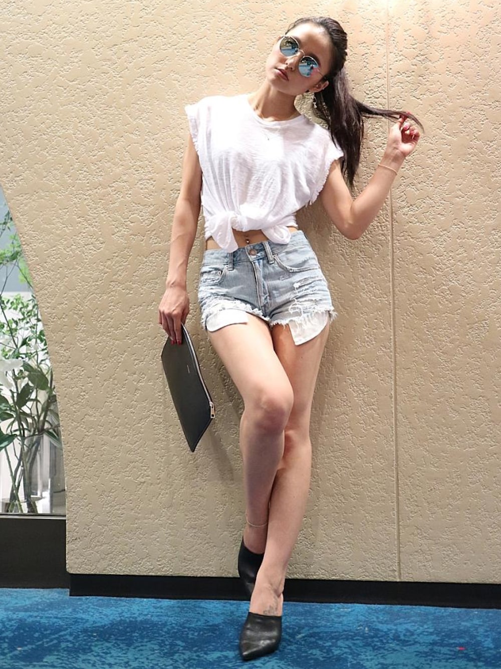 「夏、Tシャツ、デニムショートパンツ、amerivintage、白Tシャツ、プール、ダメージデニムパンツ、水着、AMERI」｜「Ameriのアイテム（タンクトップ、ホワイト系）」を使った、Tomomi💋さん（レディース・161cm）の夏コーディネートの1枚目の写真
