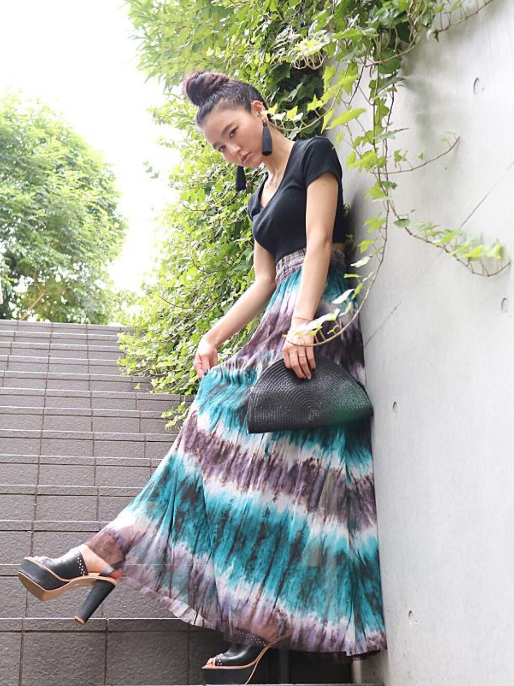 「お団子ヘアー、ロングスカート、花火大会、Tシャツ、Ungrid、TOPSHOP、かごバッグ、クラッチバッグ、夏、summer」｜「MURUAのアイテム（スカート、ブルー系）」を使った、Tomomi💋さん（レディース・161cm）の夏コーディネートの1枚目の写真