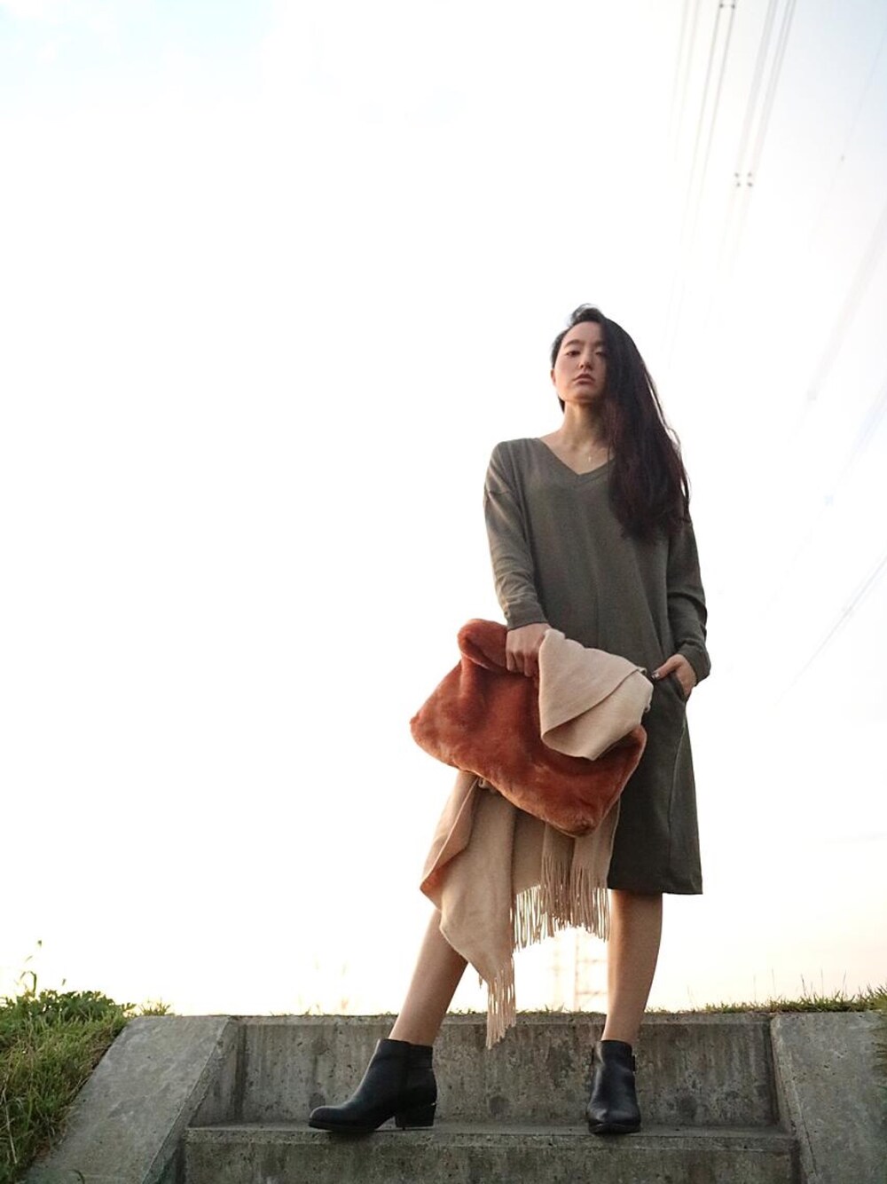 「カーキ、ワンピース、秋のコーデ、キャメル、クラッチバッグ、moussy、ストール」｜「MOUSSYのアイテム（ワンピース、グリーン系）」を使った、Tomomi💋さん（レディース・161cm）の秋コーディネートの1枚目の写真