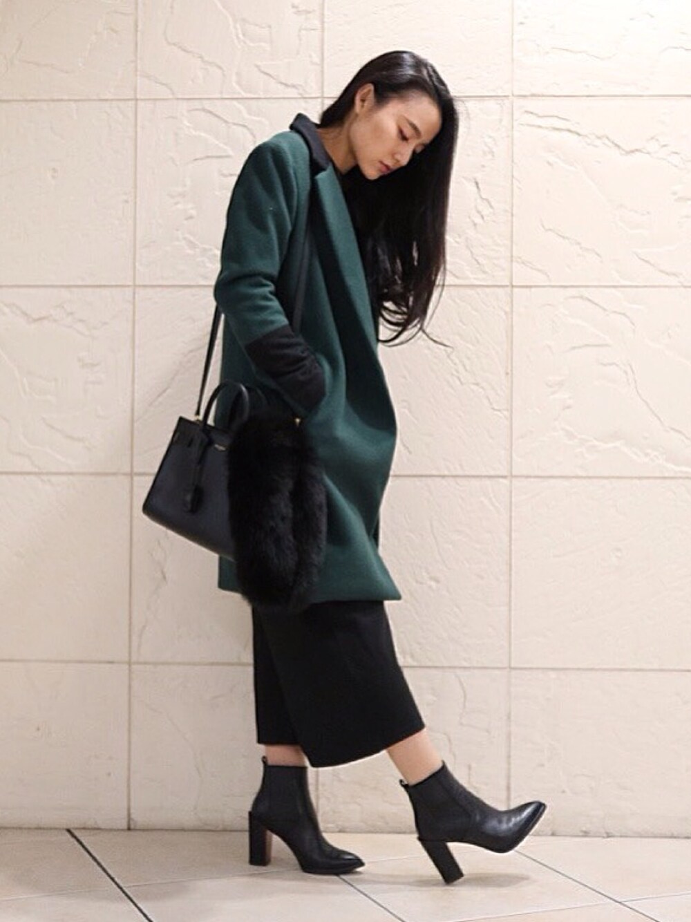 「冬、ガウチョパンツ、サイドゴアブーツ、コート、秋のコーデ、ファー小物、STACCATO、冬コーデ、moussy」｜「Saint Laurentのアイテム（ショルダーバッグ、ブラック系）」を使った、Tomomi💋さん（レディース・161cm）の冬コーディネートの1枚目の写真