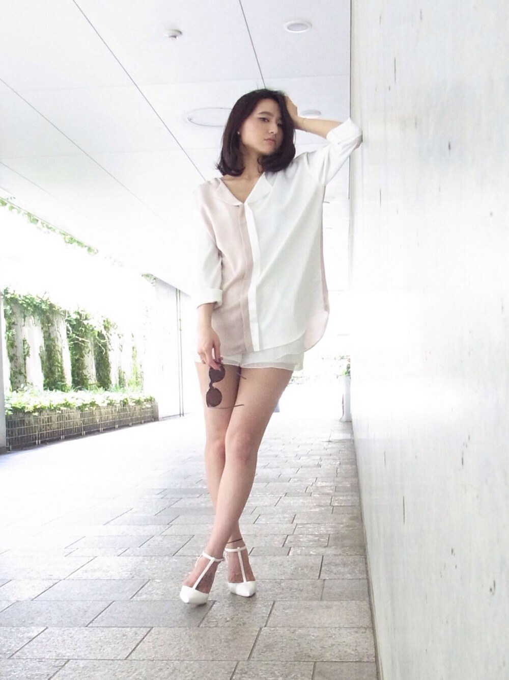 「シャツ、バイカラー シャツ、GYDA、ポインテッド、ENVYM、ベージュ、シャツスタイル」｜「GYDAのフロントラインパンプス （パンプス、ホワイト系）」を使った、Tomomi💋さん（レディース・161cm）の春コーディネートの1枚目の写真