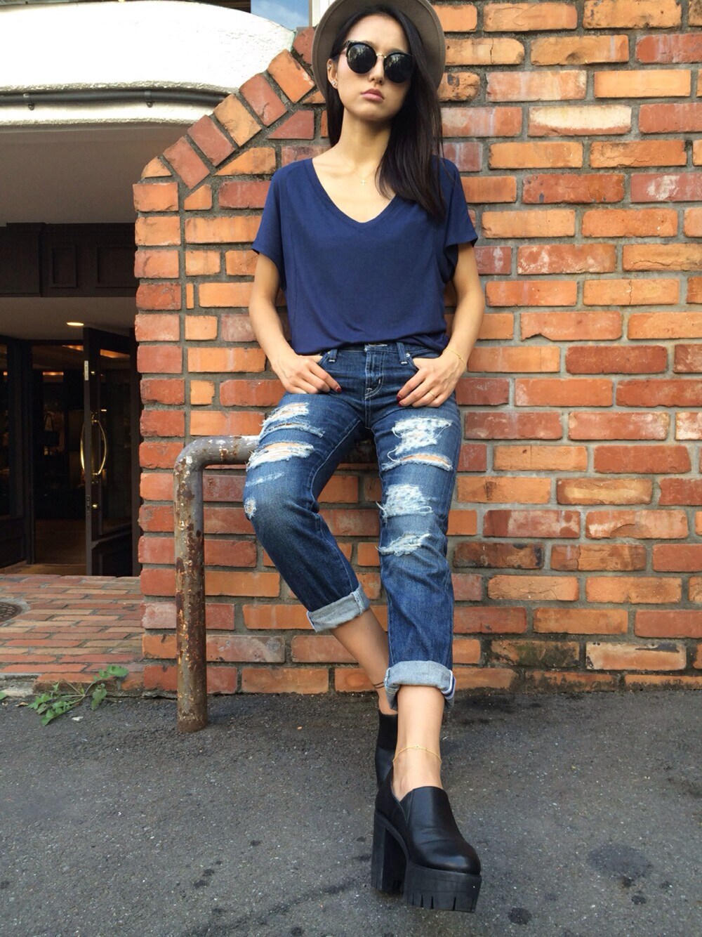 「クラッシュデニム、デニム、ハット、秋のコーデ、GYDA、moussy、SLY、ダメージデニムパンツ、ネイビー、ベージュ」｜「MOUSSYのアイテム（Tシャツ/カットソー、ブルー系）」を使った、Tomomi💋さん（レディース・161cm）の秋コーディネートの1枚目の写真