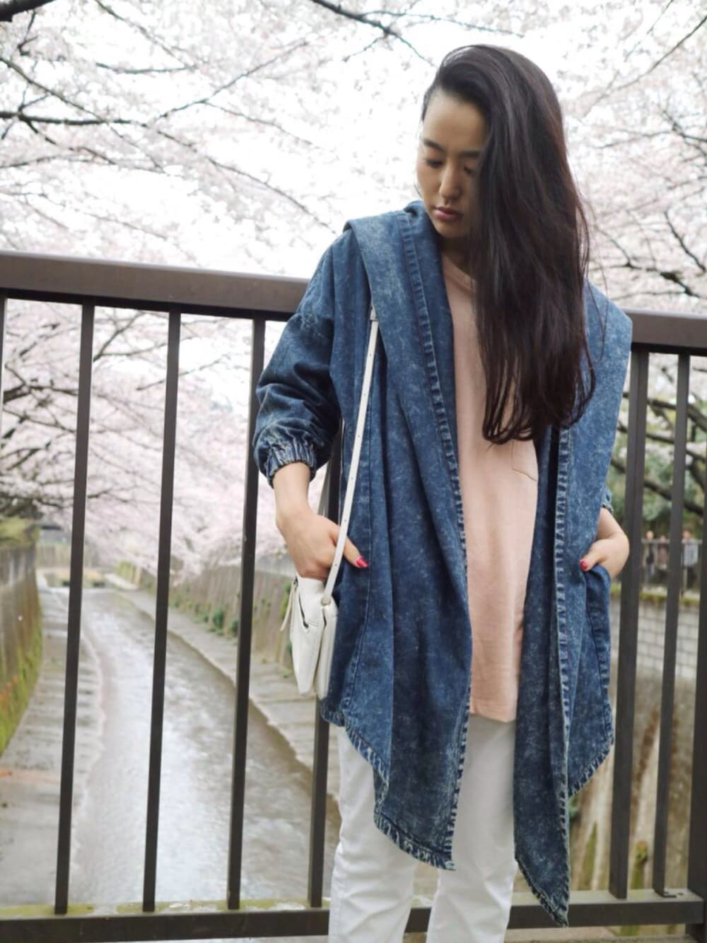 「春コーデ、デニム、パステルカラー、白パンツ、花見、春、ZARA、moussy、ホワイト、デニムジャケット」｜「MOUSSYのアイテム（ショルダーバッグ、ホワイト系）」を使った、Tomomi💋さん（レディース・161cm）の春コーディネートの1枚目の写真