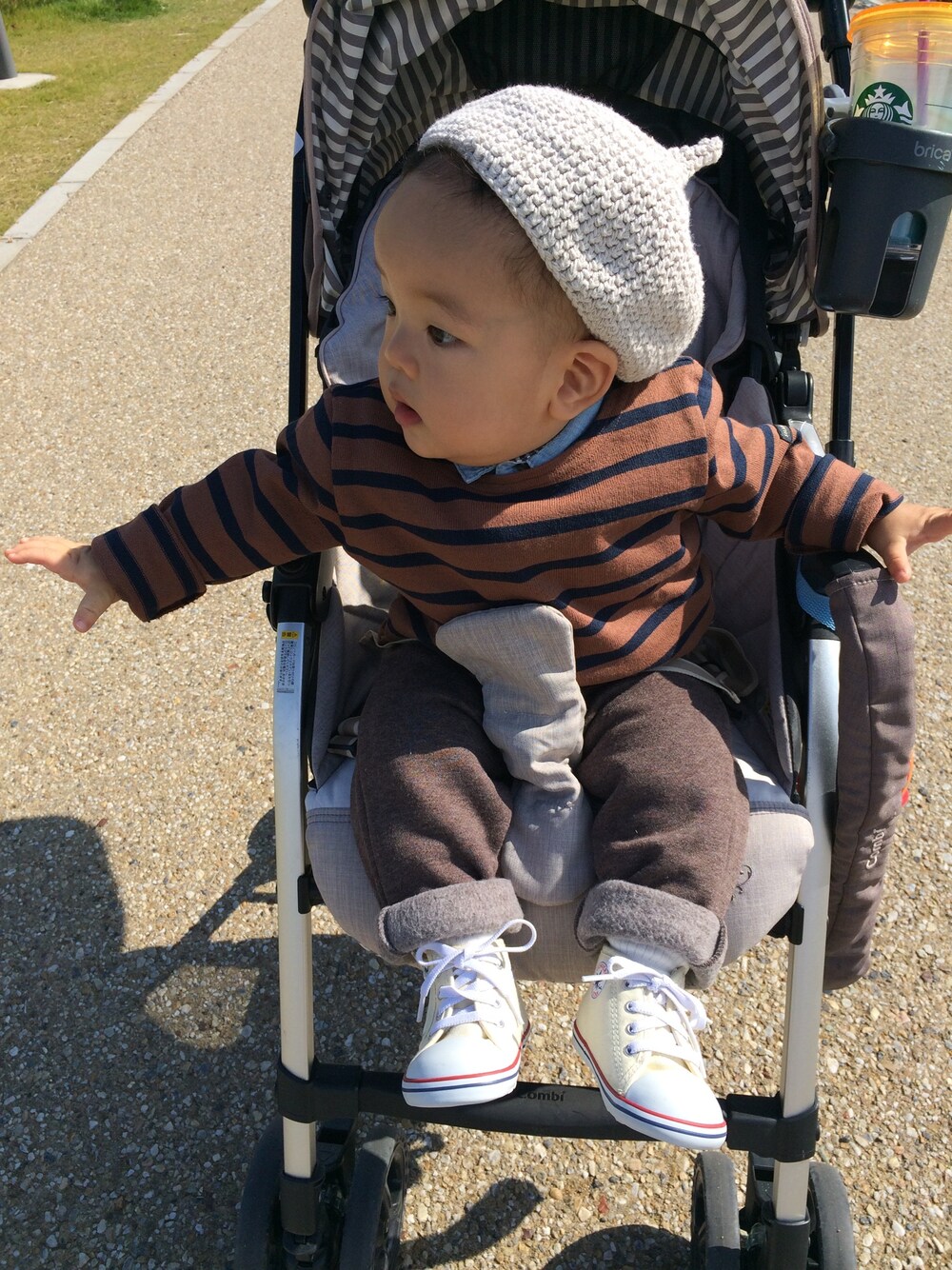 「茶色、ボーダートップス、スウェットパンツ、オールスター、オールブラウン、どんぐり帽、キッズコーデ」｜「SHARE PARKのアイテム（Tシャツ/カットソー、ブラウン系）」を使った、pecoEMさん（キッズ・70cm）の秋コーディネートの1枚目の写真