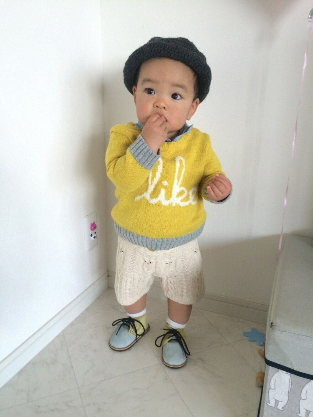 「manmaru.aの輪フェス、manmaru.a、キッズコーデ、kids、イエローニット、ふくろう、ニットパンツ、ニットハット」｜「manmaru.aのアイテム（帽子、グレー系）」を使った、pecoEMさん（キッズ・80cm）の冬コーディネートの1枚目の写真