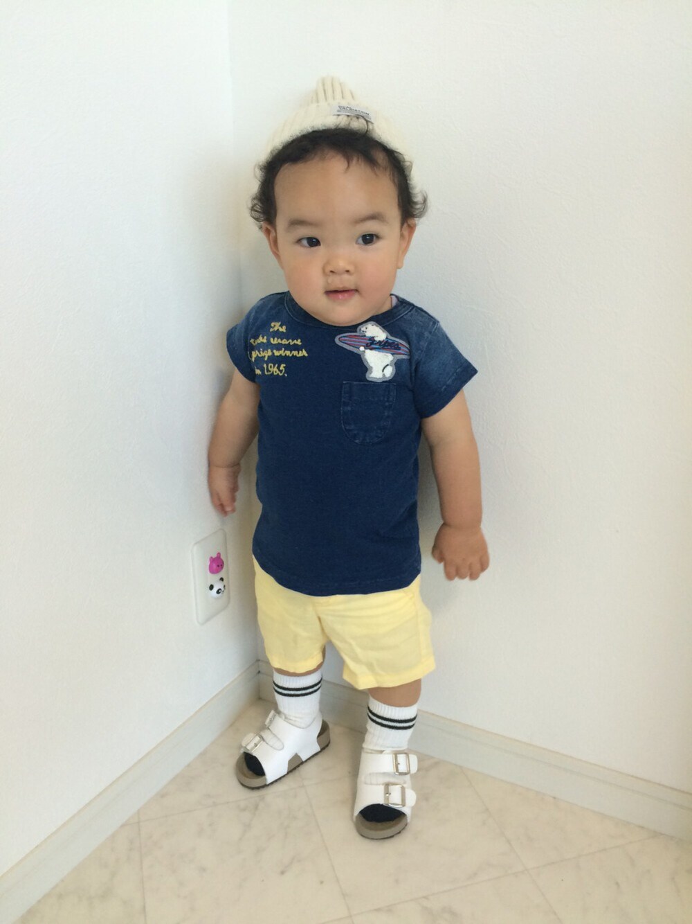 ブルー系のTシャツ/カットソー、ホワイト系のサンダル、イエロー系のその他パンツを着用したキッズの春コーディネートの1枚目の写真