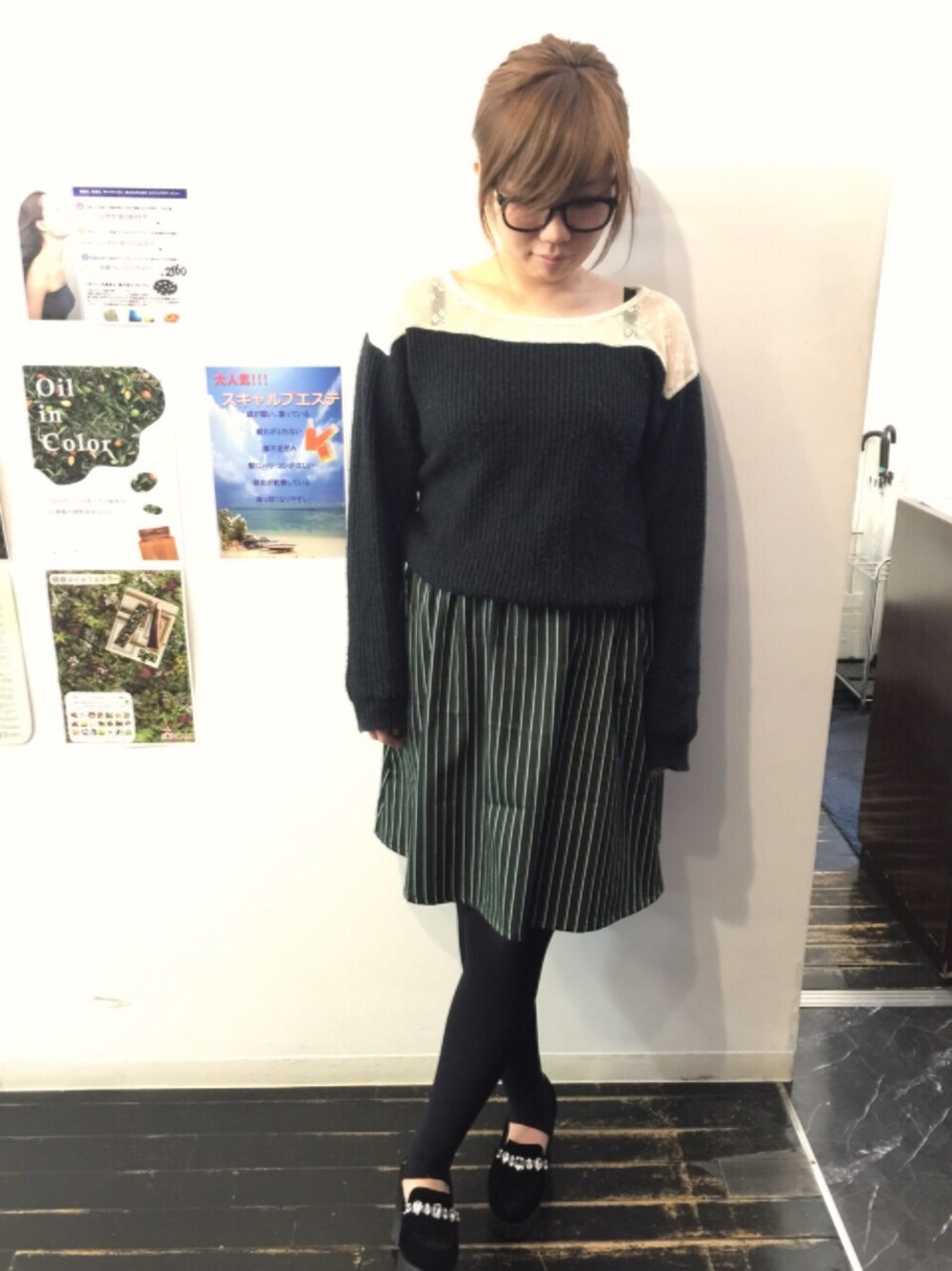 「ストライプ、めがね、黒縁メガネ、ニット、nice claup、PAGEBOY」｜「NICE CLAUPのアイテム（ニット/セーター、ブラック系）」を使った、yukiさん（レディース・157cm）の冬コーディネートの1枚目の写真
