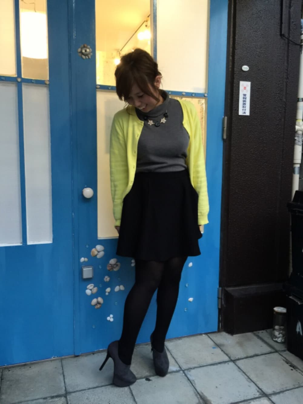 「黄色、ピンヒール、タートルネック」｜「UNIQLOのアイテム（Tシャツ/カットソー、グレー系）」を使った、yukiさん（レディース・157cm）の冬コーディネートの1枚目の写真