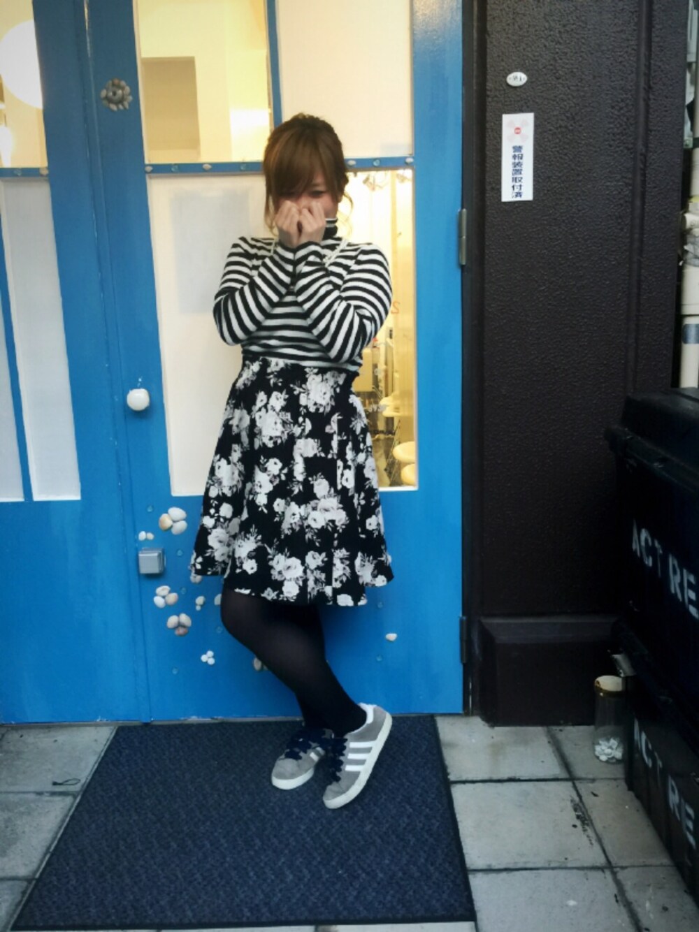 「ボーダー、花柄」｜「LOWRYS FARMのアイテム（ニット/セーター、ブラック系）」を使った、yukiさん（レディース・157cm）の冬コーディネートの1枚目の写真