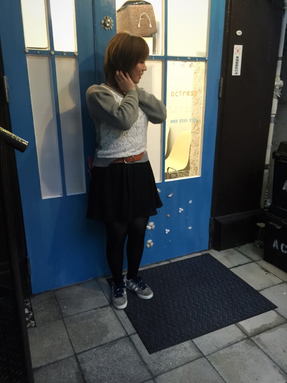 「レース、ニット、スカート、スカート×スニーカー」｜「PAGEBOYのアイテム（ニット/セーター、グレー系）」を使った、yukiさん（レディース・157cm）の春コーディネートの1枚目の写真