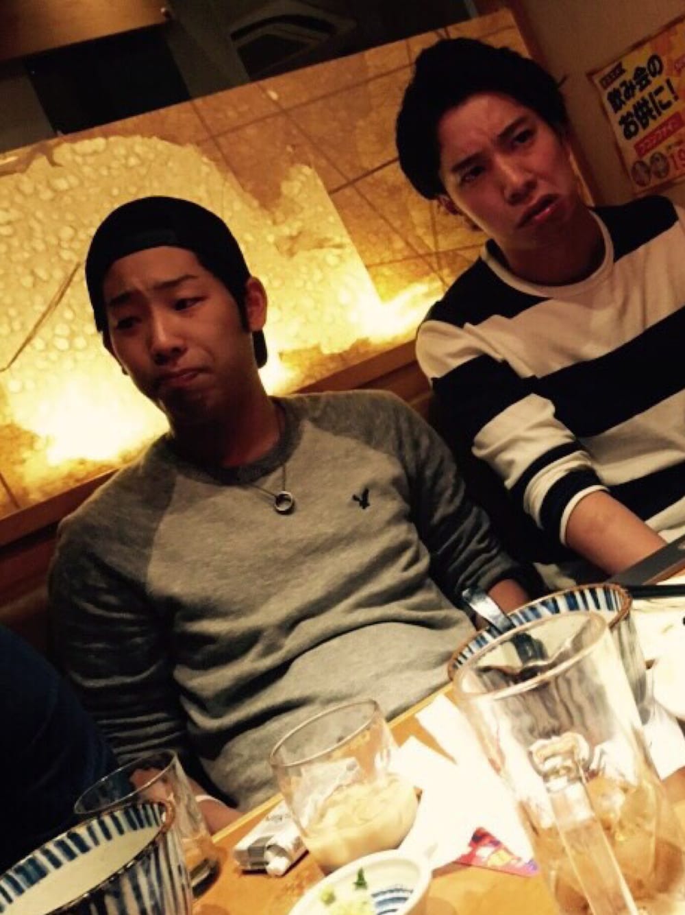 「#americanEagle、yoshinori kotake」｜「American Eagleのアイテム（ニット/セーター、グレー系）」を使った、Isomura Ryomaさん（メンズ・175cm）の秋コーディネートの1枚目の写真