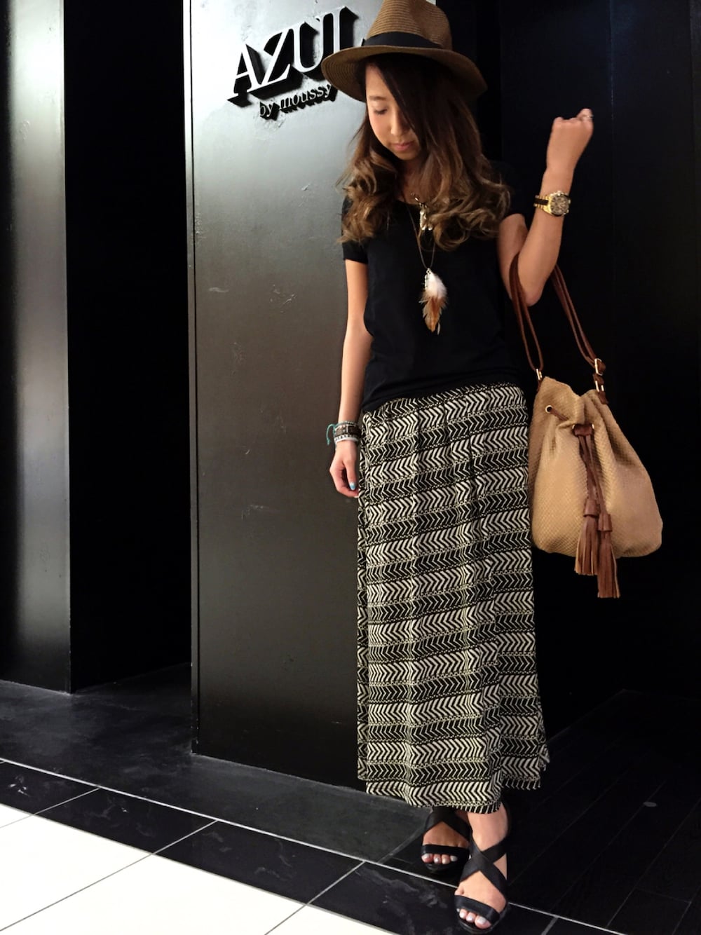 ブラック系のTシャツ/カットソー、ベージュ系のショルダーバッグ、ブラック系のスカートを着用したレディースの夏コーディネートの1枚目の写真