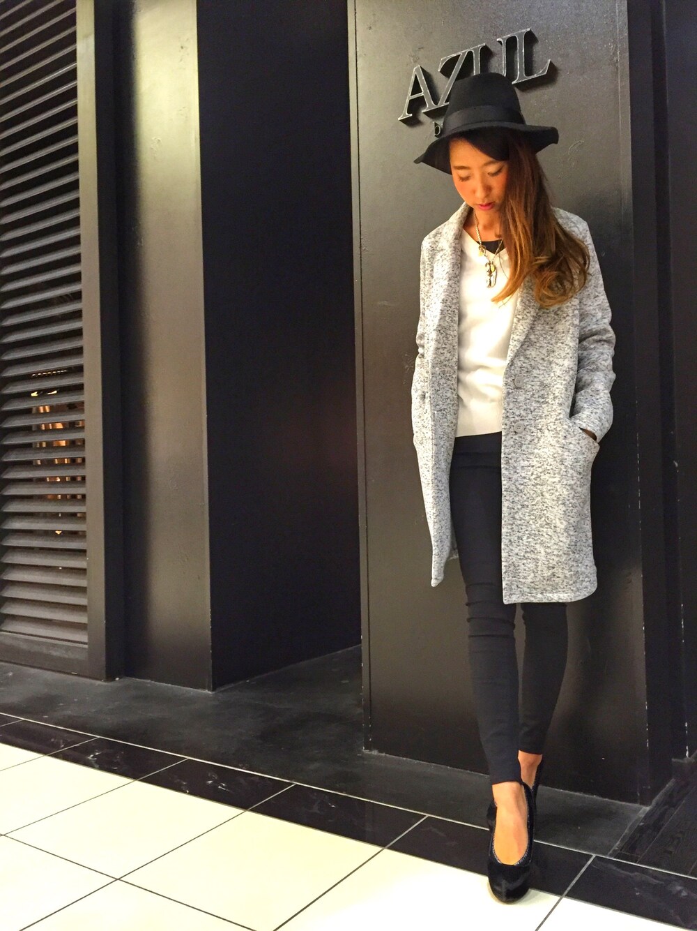 「春コーデ、AZUL by moussy、AZUL、スキニー、ホワイト、ブラック、チェスターコート、ハット、モノトーン、２ＷＡＹ」｜「AZUL by moussyの裏起毛チェスターコート（チェスターコート、グレー系）」を使った、YUIMOさん（レディース・164cm）の冬コーディネートの1枚目の写真