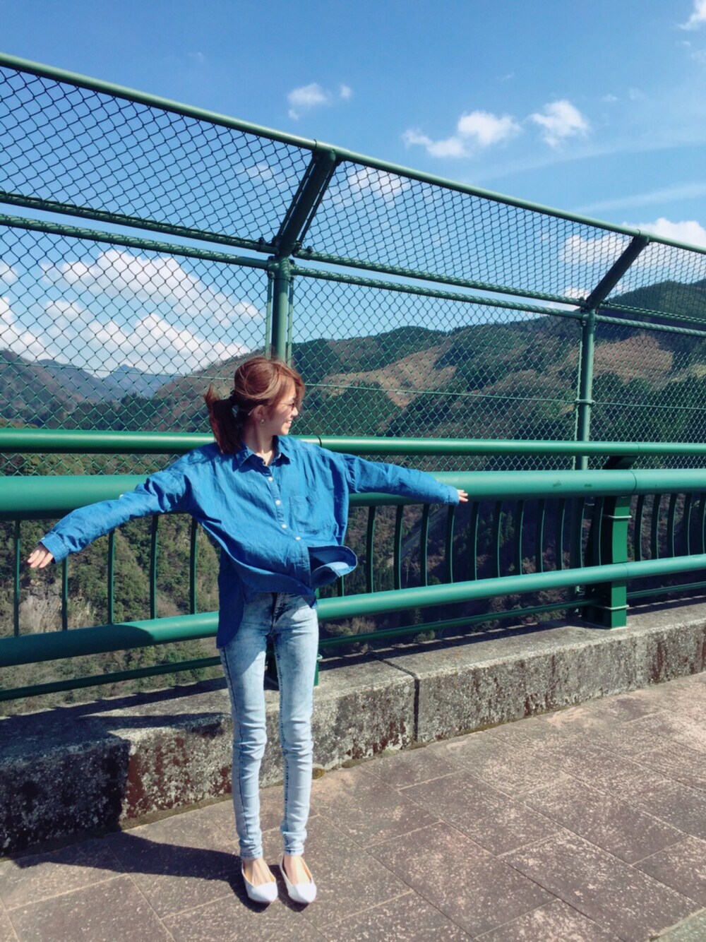 「ブルー、大人カジュアル、デニム、春コーデ、GU、FOREVER 21、H&M」｜「FOREVER 21のFOREVER 21 Oversized Chambray Shirt（シャツ/ブラウス、ブルー系）」を使った、みさんさん（レディース・154cm）の春コーディネートの1枚目の写真