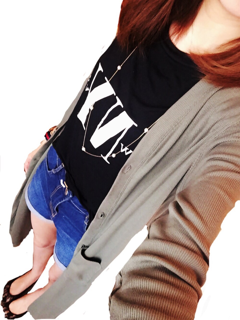 「UNIQLO、ユニクロ、カーキ、カーディガン、ZARA、H&M、ootd、converse」｜「H&M DIVIDEDのアイテム（Tシャツ/カットソー、ブラック系）」を使った、みさんさん（レディース・154cm）の春コーディネートの1枚目の写真