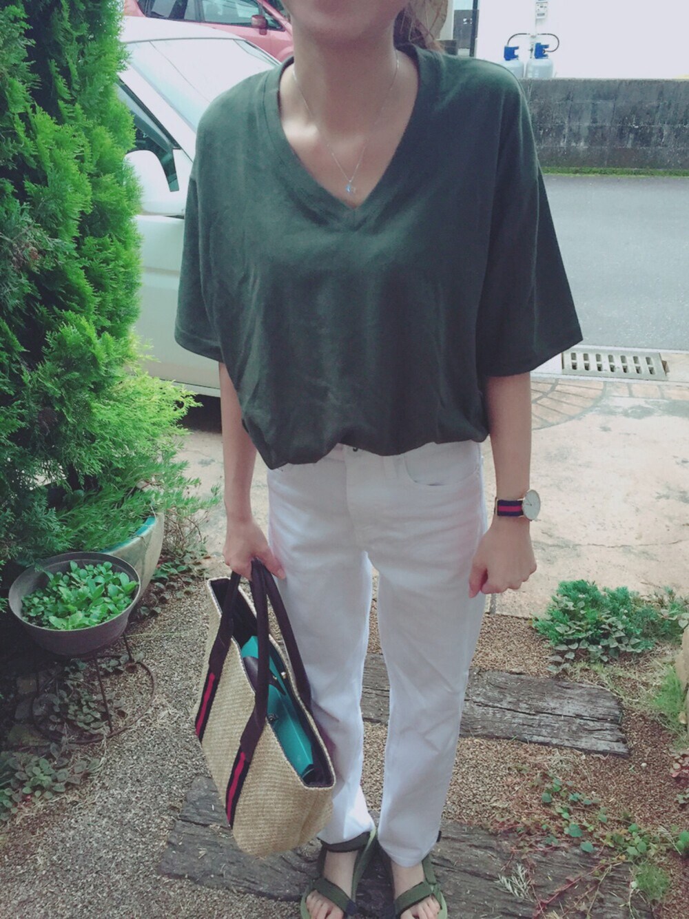 「ootd、デニム、ホワイト、Tシャツ、GU、UNIQLO、サンダル、UNIQLOコーデ、スポーツサンダル」｜「GUのアイテム（バッグ、ベージュ系）」を使った、みさんさん（レディース・155cm）の夏コーディネートの1枚目の写真