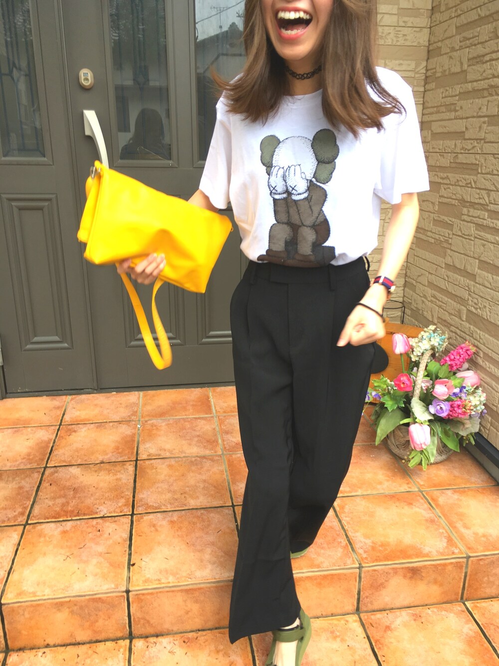 「UNIQLO、kaws、GU、スポーティ、スポーツサンダル、クラッチバッグ、プチプラ、Tシャツ」｜「UNIQLOのアイテム（トップス、ホワイト系）」を使った、みさんさん（レディース・155cm）の夏コーディネートの1枚目の写真