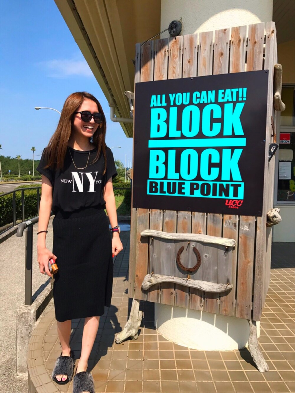 「秋コーデ、プチプラ、ニットスカート、GU、ダニエルウェリントン、ファーサンダル」｜「Daniel Wellingtonの【Daniel Wellington】NATOストラップ36mm（アナログ腕時計、ブルー系）」を使った、みさんさん（レディース・155cm）の秋コーディネートの1枚目の写真
