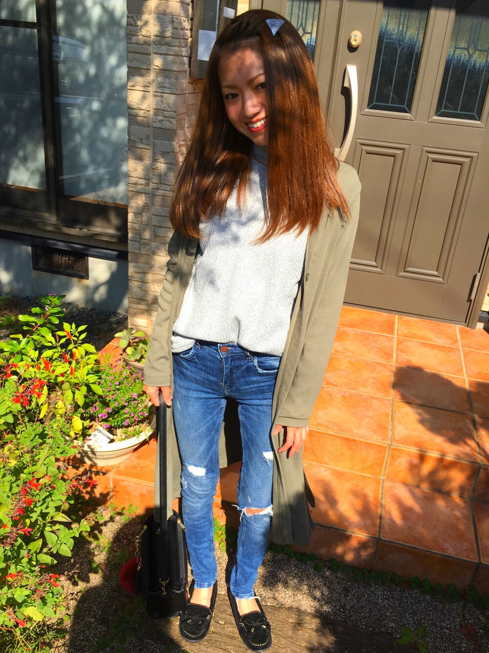 「デニムパンツ、UNIQLO、ZARA、Avail、しまむら、モカシン」｜「しまむらのアイテム（モカシン/デッキシューズ、ブラック系）」を使った、みさんさん（レディース・154cm）の秋コーディネートの1枚目の写真