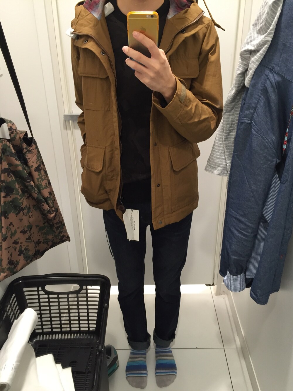 「early winter、winter、late autumn、UNIQLO、fitting room、fitting」｜「UNIQLOのアイテム（ナイロンジャケット、ブラウン系）」を使った、kitelvvさん（メンズ・177cm）の秋コーディネートの1枚目の写真