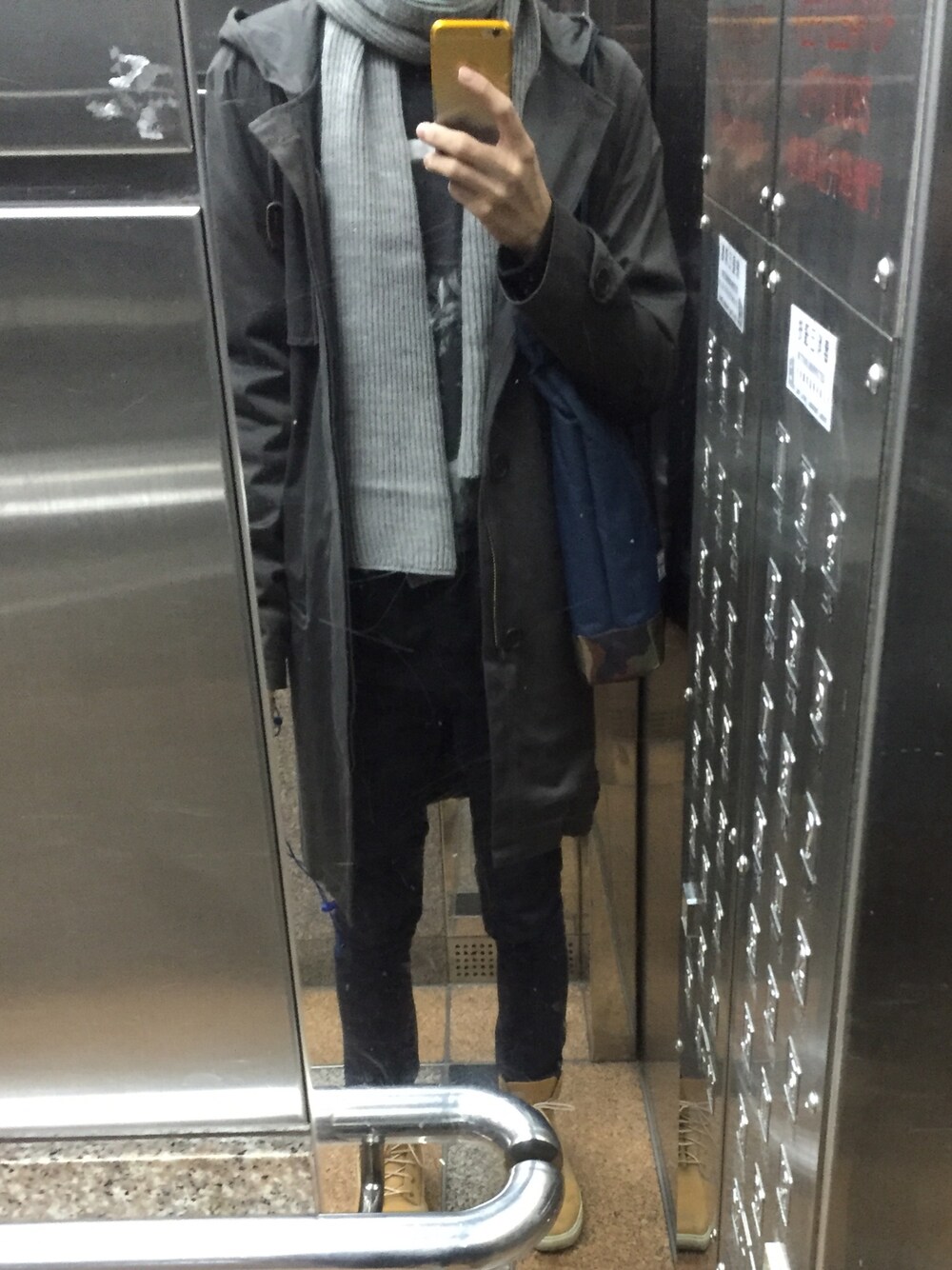 「winter、school、gray」｜「Timberlandのアイテム（ブーツ、イエロー系）」を使った、kitelvvさん（メンズ・177cm）の秋コーディネートの1枚目の写真
