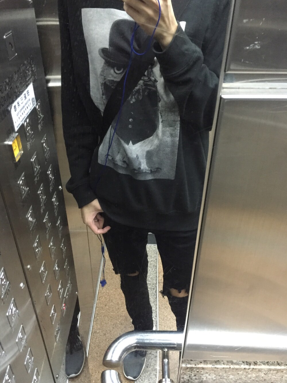 「ALL BLACK、late autumn、destroyed jeans」｜「cotton onのアイテム（パーカー、ブラック系）」を使った、kitelvvさん（メンズ・177cm）の冬コーディネートの1枚目の写真