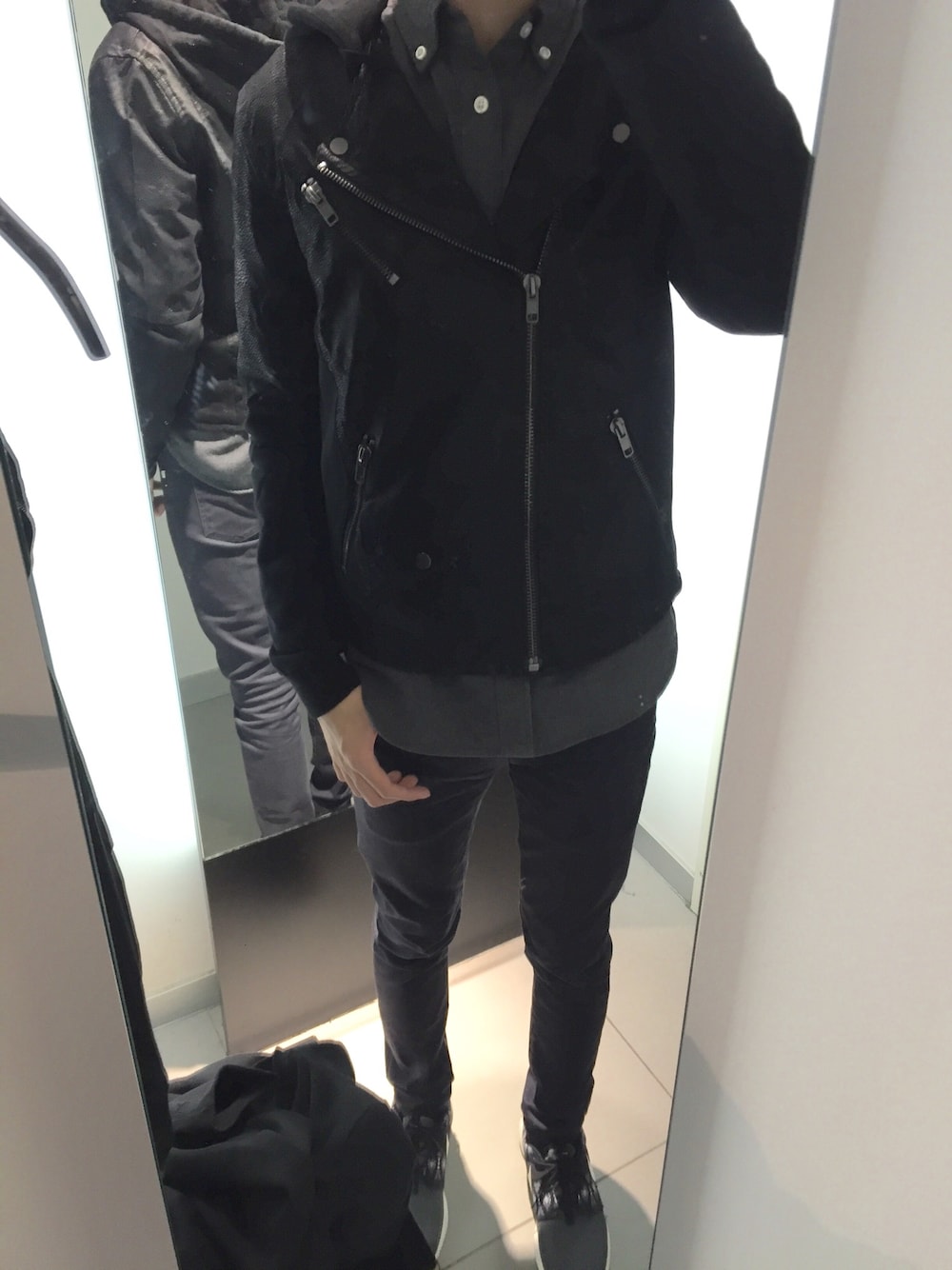 「black、leather jacket」｜「H&Mのアイテム（ジャケット/アウター、ブラック系）」を使った、kitelvvさん（メンズ・177cm）の冬コーディネートの1枚目の写真