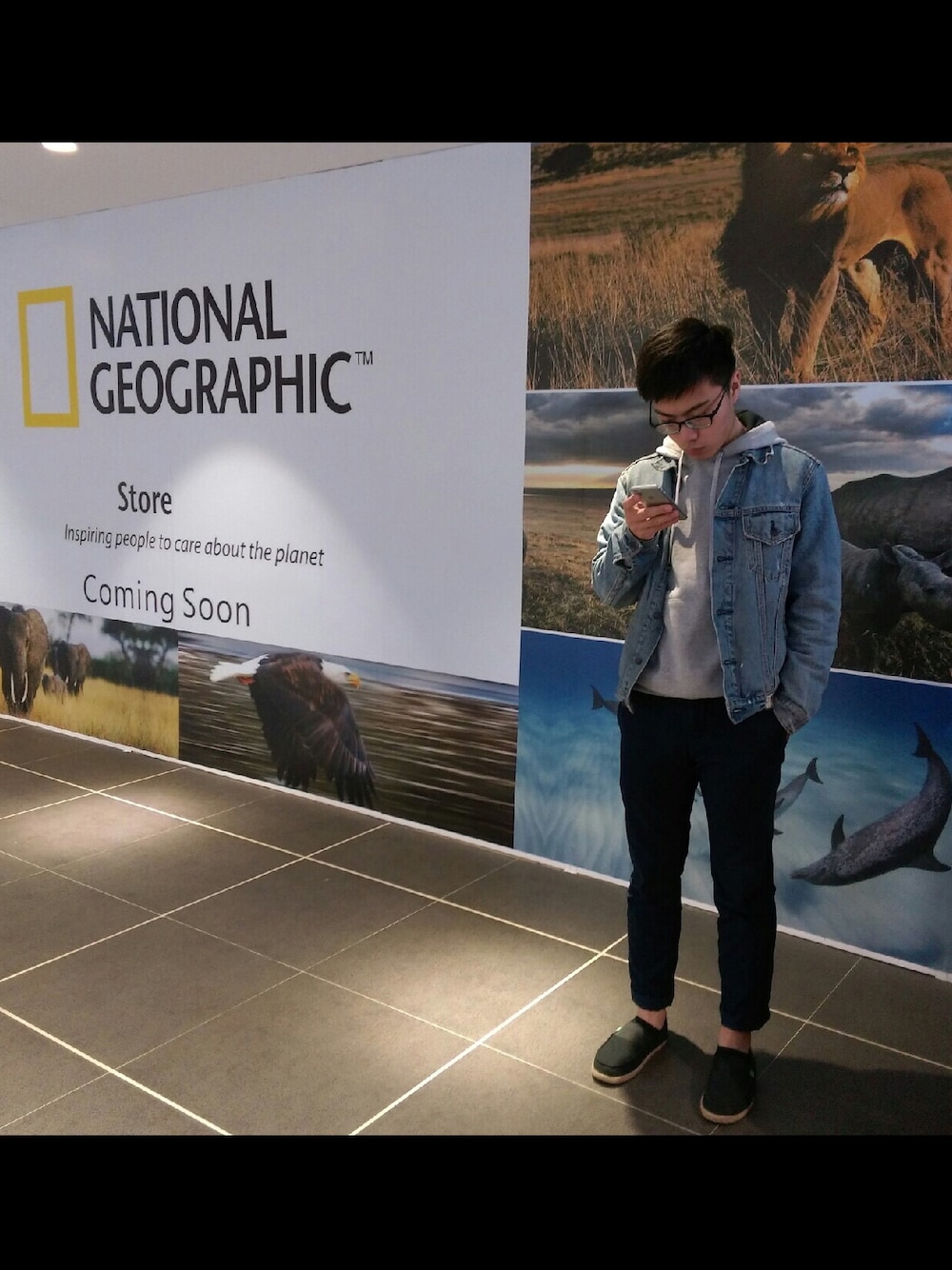 「national geographic」｜「Championのアイテム（ジャージ、グレー系）」を使った、莊軒豪さん（メンズ・173cm）の春コーディネートの1枚目の写真