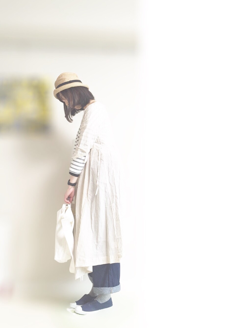 その他のワンピース、グレー系のTシャツ/カットソー、ブルー系のデニムパンツを着用したレディースの春コーディネートの1枚目の写真