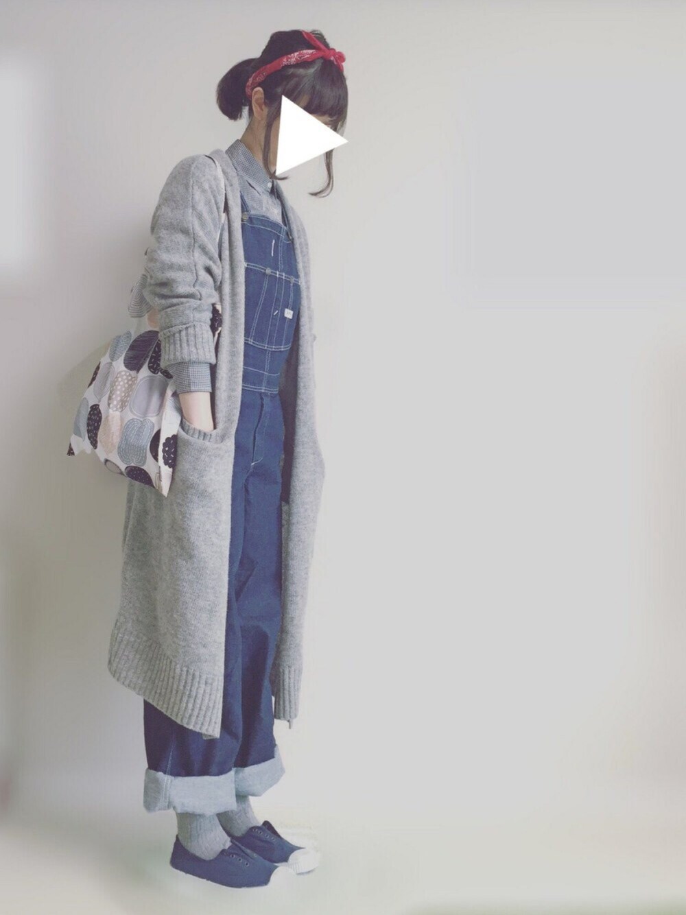 ブルー系のサロペット/オーバーオール、グレー系のカーディガン/ボレロ、ブラック系のシャツ/ブラウスを着用したレディースの春コーディネートの1枚目の写真