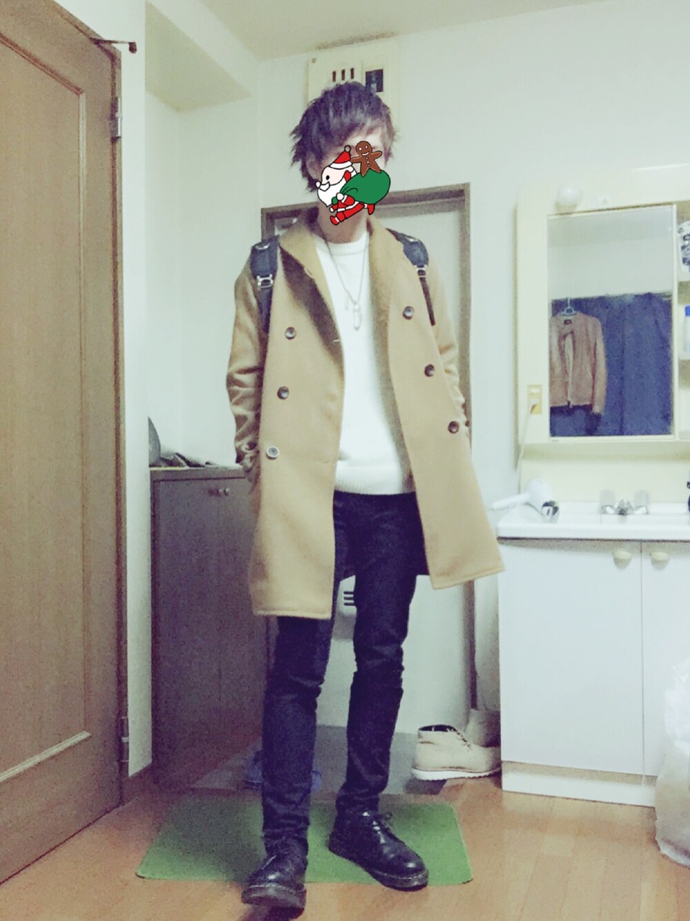 ブラック系のバックパック/リュック、ブラック系のその他パンツ、ブラック系のその他シューズを着用したメンズの秋コーディネートの1枚目の写真