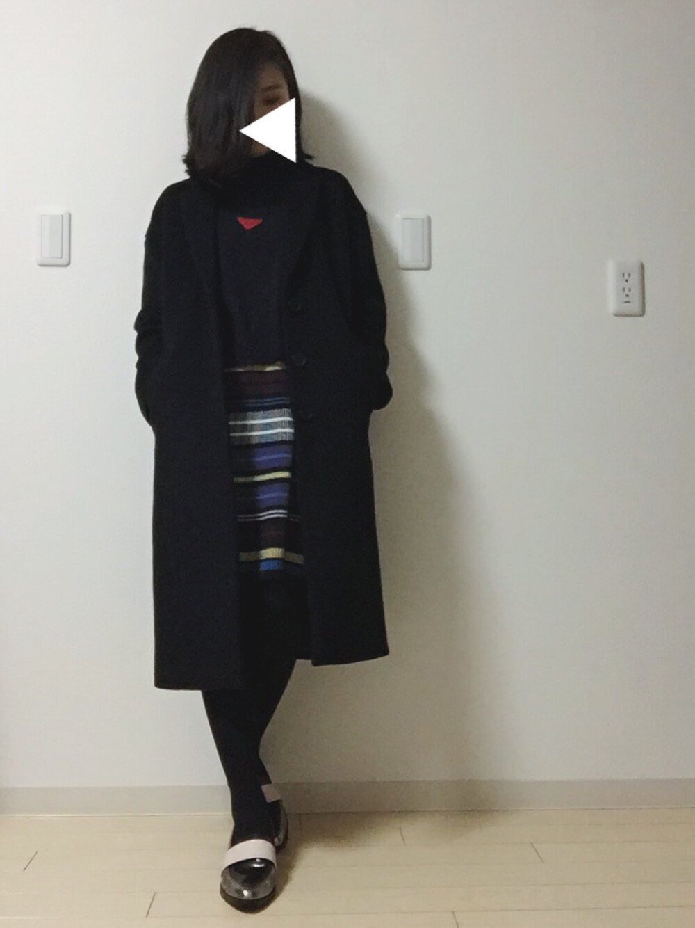 「ootd、オールブラック、チェスターコート、モード、ハイネック、ニット、黒、メタリックシューズ、元旦、タイトスカート」｜「TOGA PULLAのアイテム（ネックレス、レッド系）」を使った、Shihoさん（レディース・159cm）の冬コーディネートの1枚目の写真