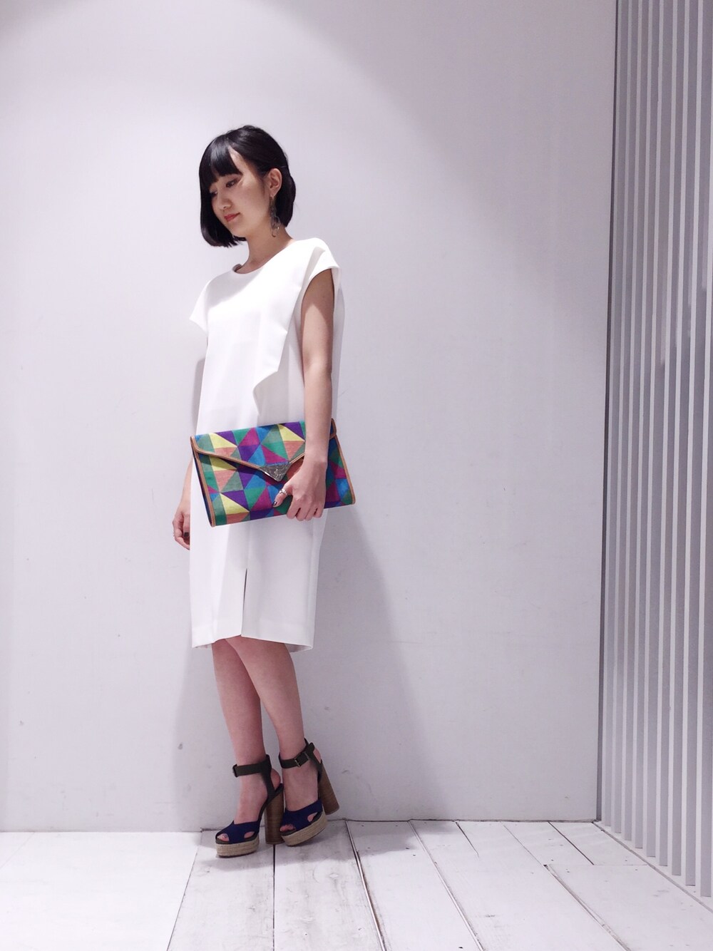 「春コーデ、ホワイト、白ワンピース、カラフル、クラッチバッグ、ペーパークラッチ、サンダル、ootd、TSURU by mariko oikawa、パーティースタイル」｜「TSURUのアイテム（クラッチバッグ、その他）」を使った、Shihoさん（レディース・159cm）の春コーディネートの1枚目の写真