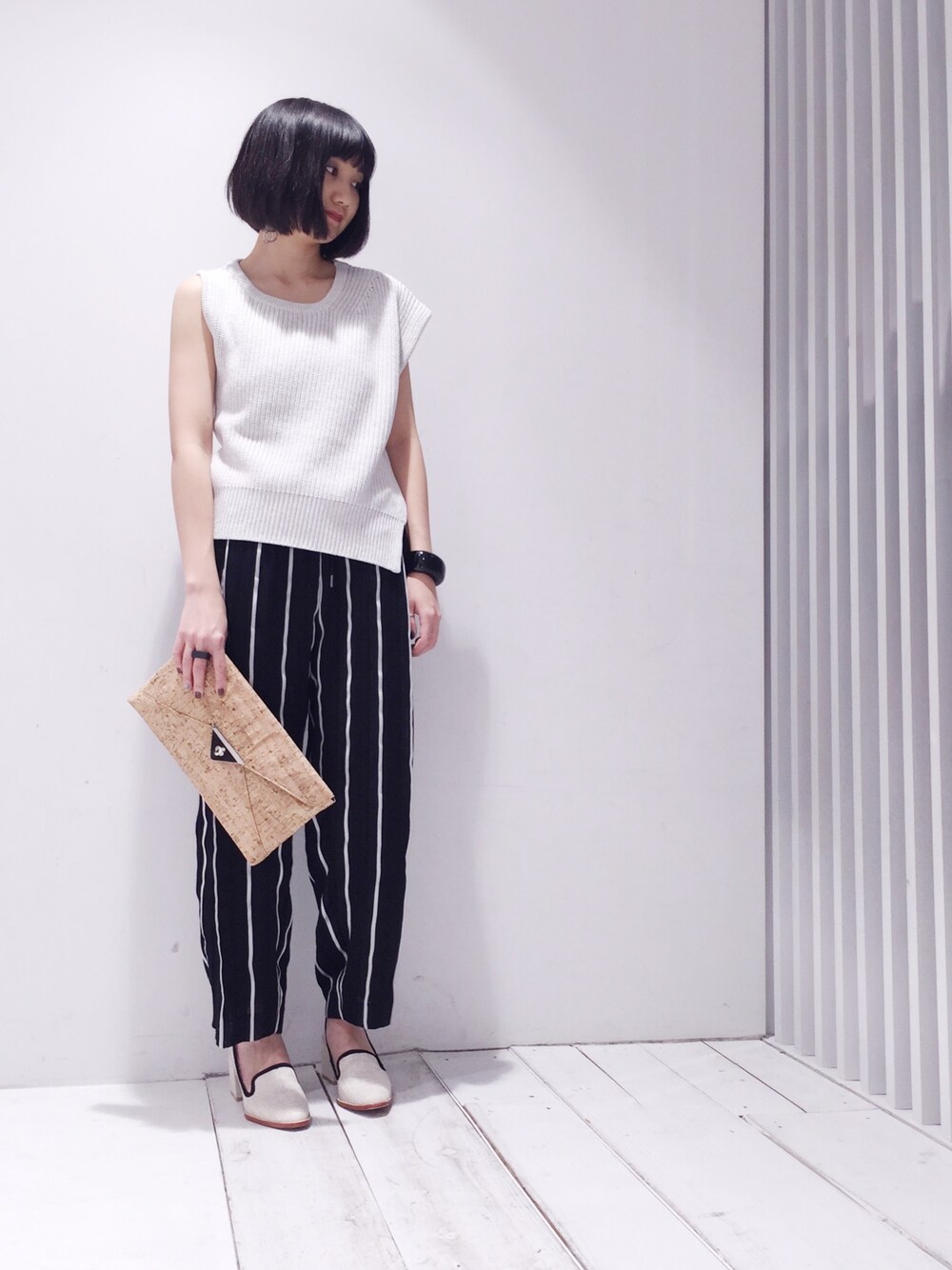 ホワイト系のトップス、ブラック系のその他パンツ、ホワイト系のシューズを着用したレディースの春コーディネートの1枚目の写真
