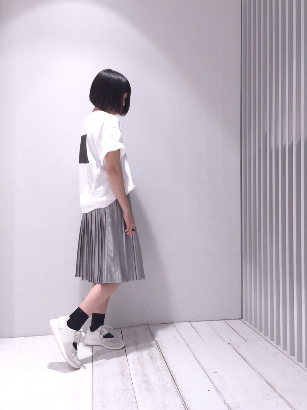 「カジュアル、シンプル、大人カジュアル、夏コーデ、白、スニーカー、ゆるコーデ、メタリック、ootd、STUDIOUSNAGOYA」｜「soeのアイテム（Tシャツ/カットソー、ホワイト系）」を使った、Shihoさん（レディース・159cm）の春コーディネートの1枚目の写真