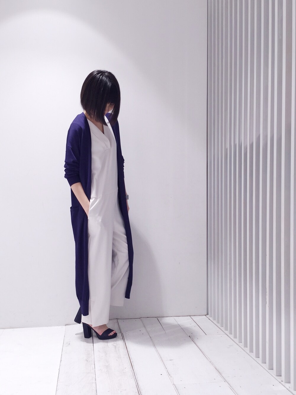 ブルー系のカーディガン/ボレロ、グレー系のつなぎ/オールインワン、ブルー系のサンダルを着用したレディースの春コーディネートの1枚目の写真