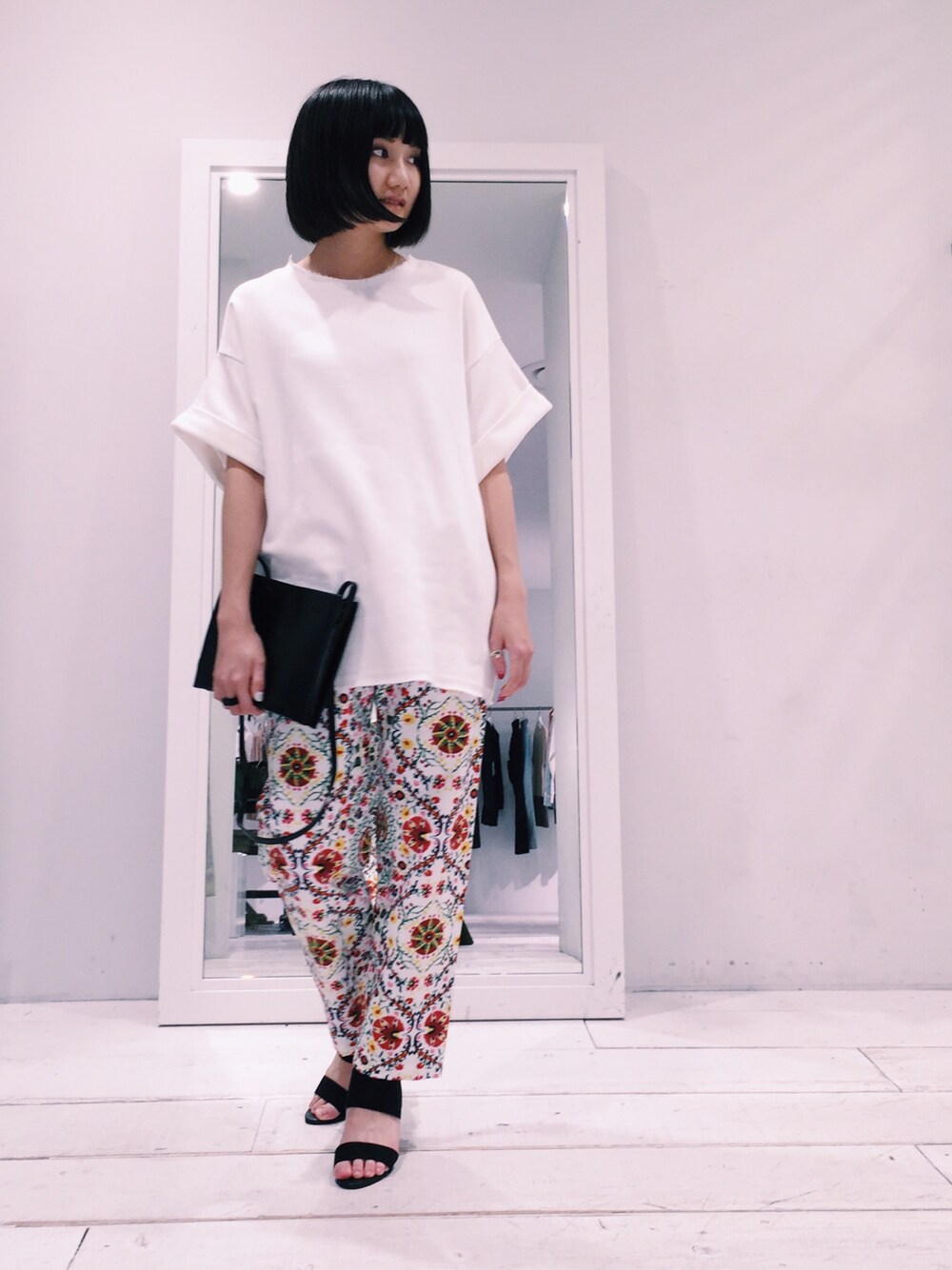 ホワイト系のTシャツ/カットソー、その他のパンツ、ブラック系のショルダーバッグを着用したレディースの夏コーディネートの1枚目の写真