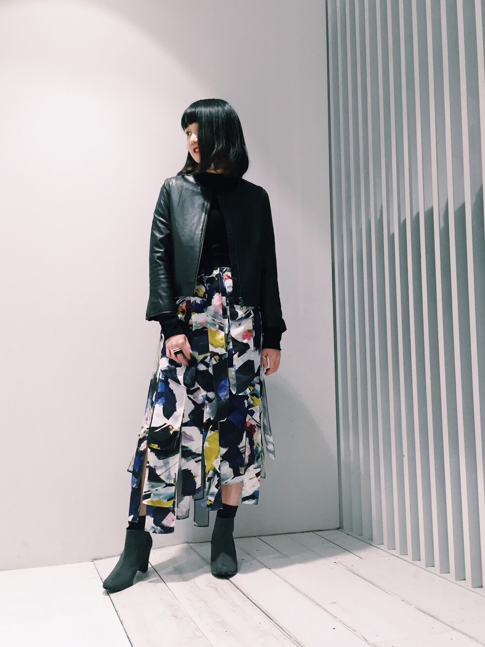 「シンプルコーデ、休日スタイル、オトナカジュアル、秋のコーデ、おでかけ、ootd、サイドゴアブーツ、STUDIOUSNAGOYA、モノトーン、モード」｜「STUDIOUSの【STUDIOUS】シャインコンパクトシングルライダースジャケット（ライダースジャケット、ブラック系）」を使った、Shihoさん（レディース・159cm）の秋コーディネートの1枚目の写真