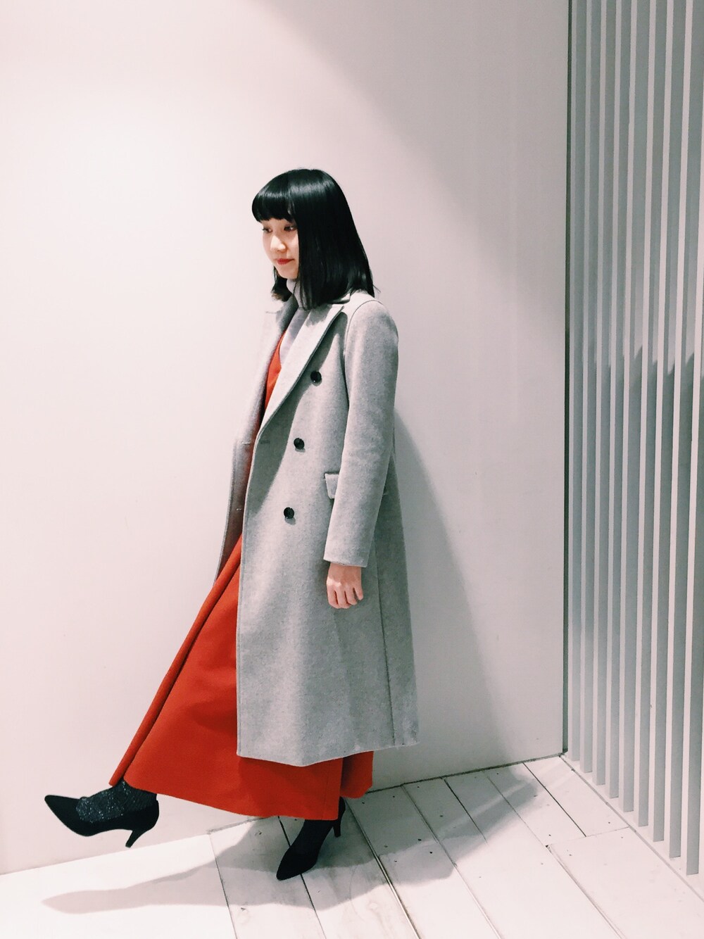 「シンプル、ニット、秋冬、冬、秋冬コーデ、チェスターコート、ロングコート、ootd、STUDIOUSNAGOYA、タートルネック」｜「STUDIOUSのSTUDIOUS スーパー100Sロングダブルクロンビーコート【追加予約】（チェスターコート、グレー系）」を使った、Shihoさん（レディース・159cm）の秋コーディネートの1枚目の写真