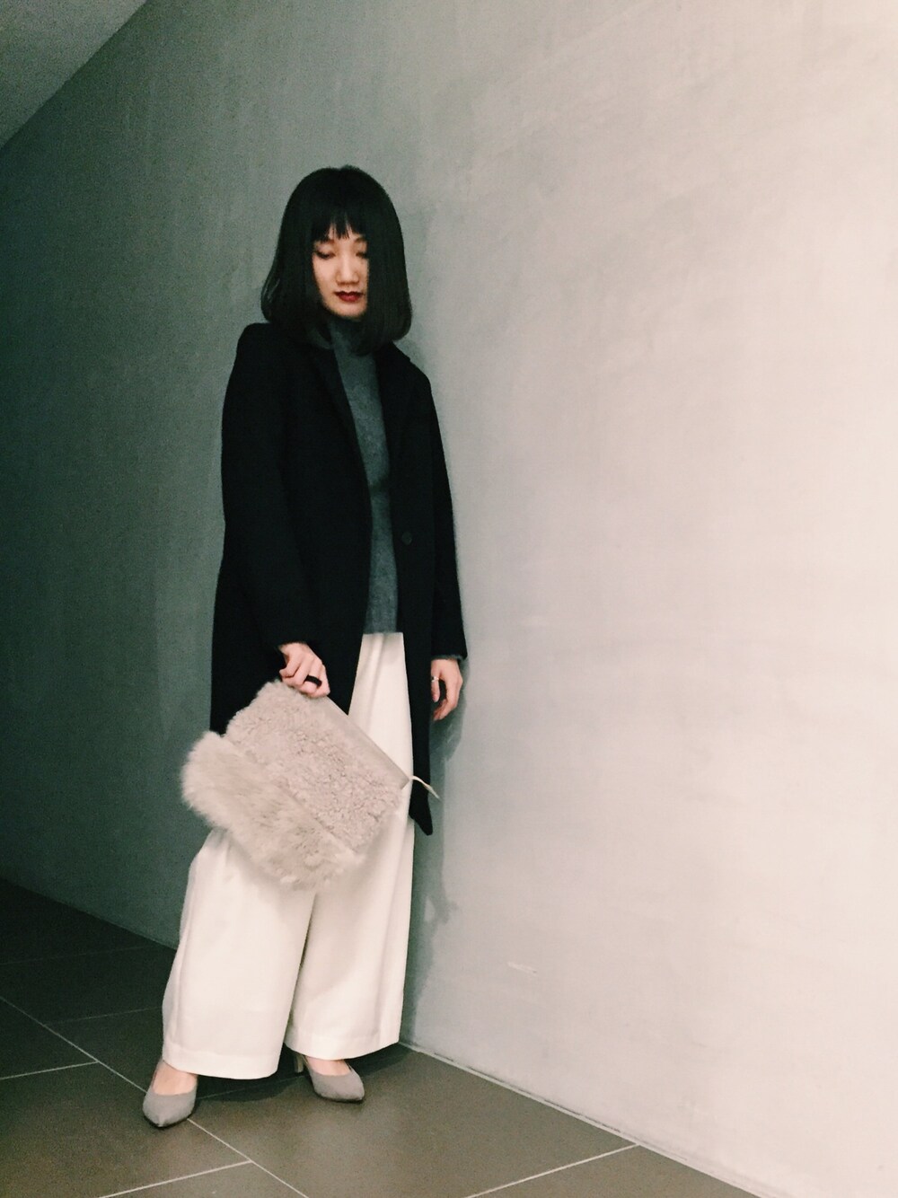 「シンプルコーデ、秋のコーデ、きれいめカジュアル、ニット、ブラック、チェスターコート、ワイドパンツ、ootd、STUDIOUSNAGOYA、ファー小物」｜「STUDIOUSのSTUDIOUS スーパー120Sロングチェスターコート（チェスターコート、ブラック系）」を使った、Shihoさん（レディース・159cm）の秋コーディネートの1枚目の写真