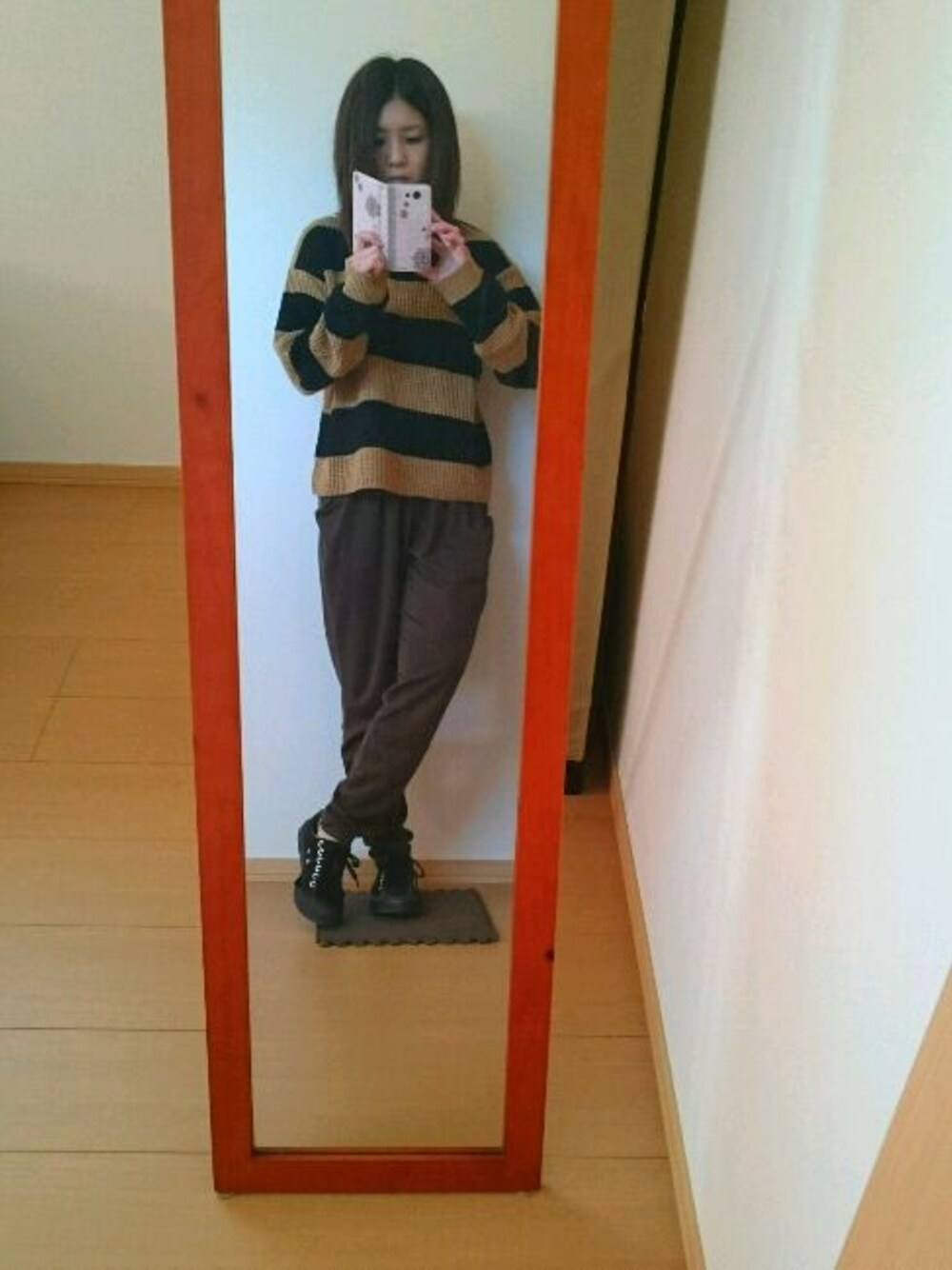 グリーン系のモッズコート、グリーン系のその他パンツ、ブラック系のスニーカーを着用したレディースの冬コーディネートの1枚目の写真