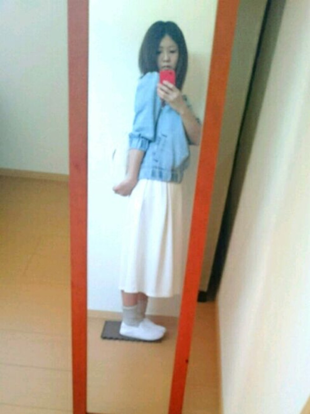 ホワイト系のTシャツ/カットソー、ピンク系のショルダーバッグ、ブルー系のブルゾンを着用したレディースの春コーディネートの1枚目の写真